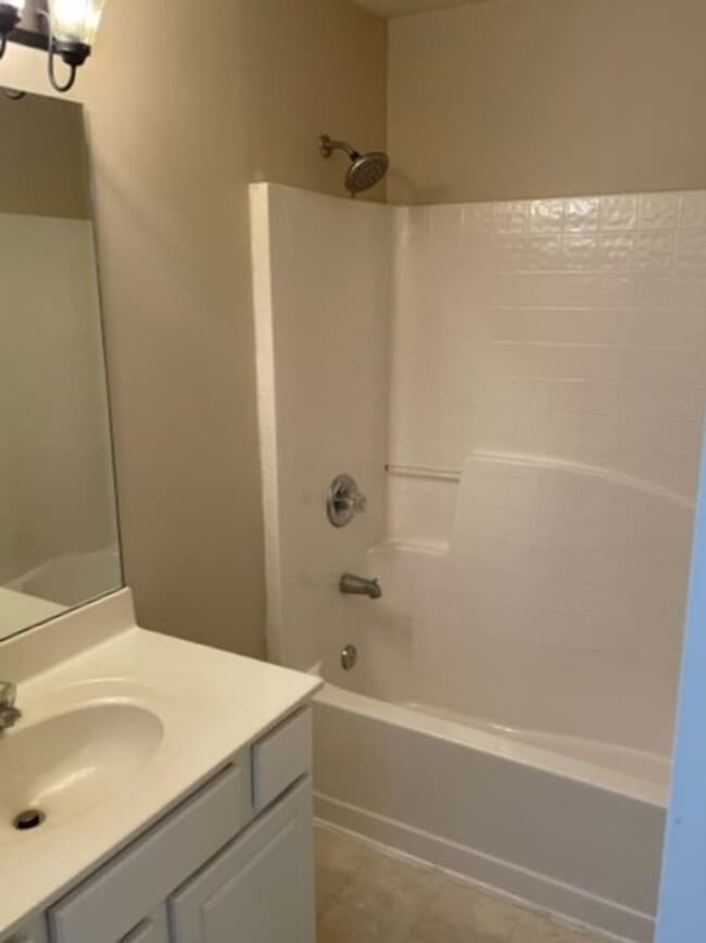 Building Photo - Spacious 4 Bedroom, 2.5 Bath Home in Brookmere West