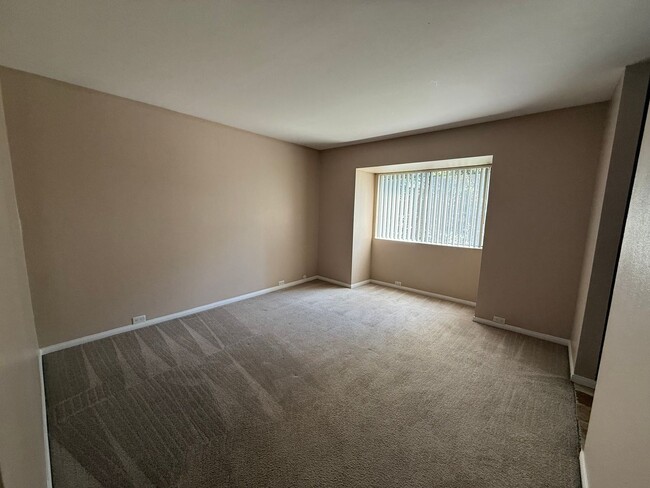 Building Photo - 2 bed 2 bath upstairs condo available to m...