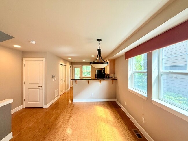 Building Photo - West Seattle Townhome