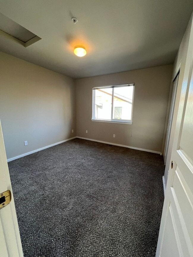 Building Photo - 3 Bed/2.5 Bath Townhome Style Unit in SW Bend - Attached Garage