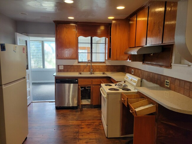 Building Photo - Spacious 4 Bedroom 2 Bath Home with Hardwo...