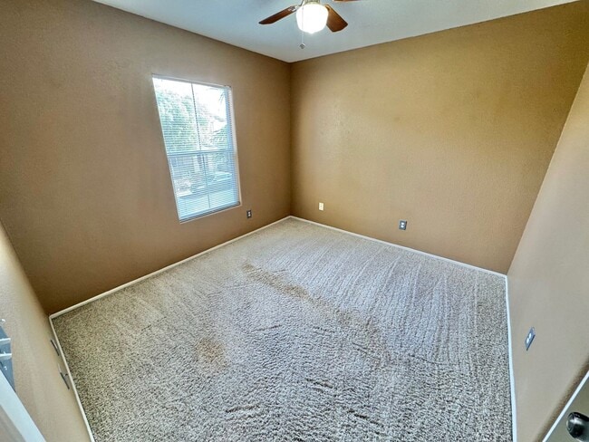 Building Photo - Beautiful 3 bedroom/2.5 bath home in great neighborhood