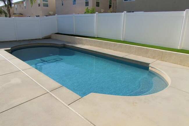 Building Photo - 4BR w/ Pool, Solar & A/C in Perris