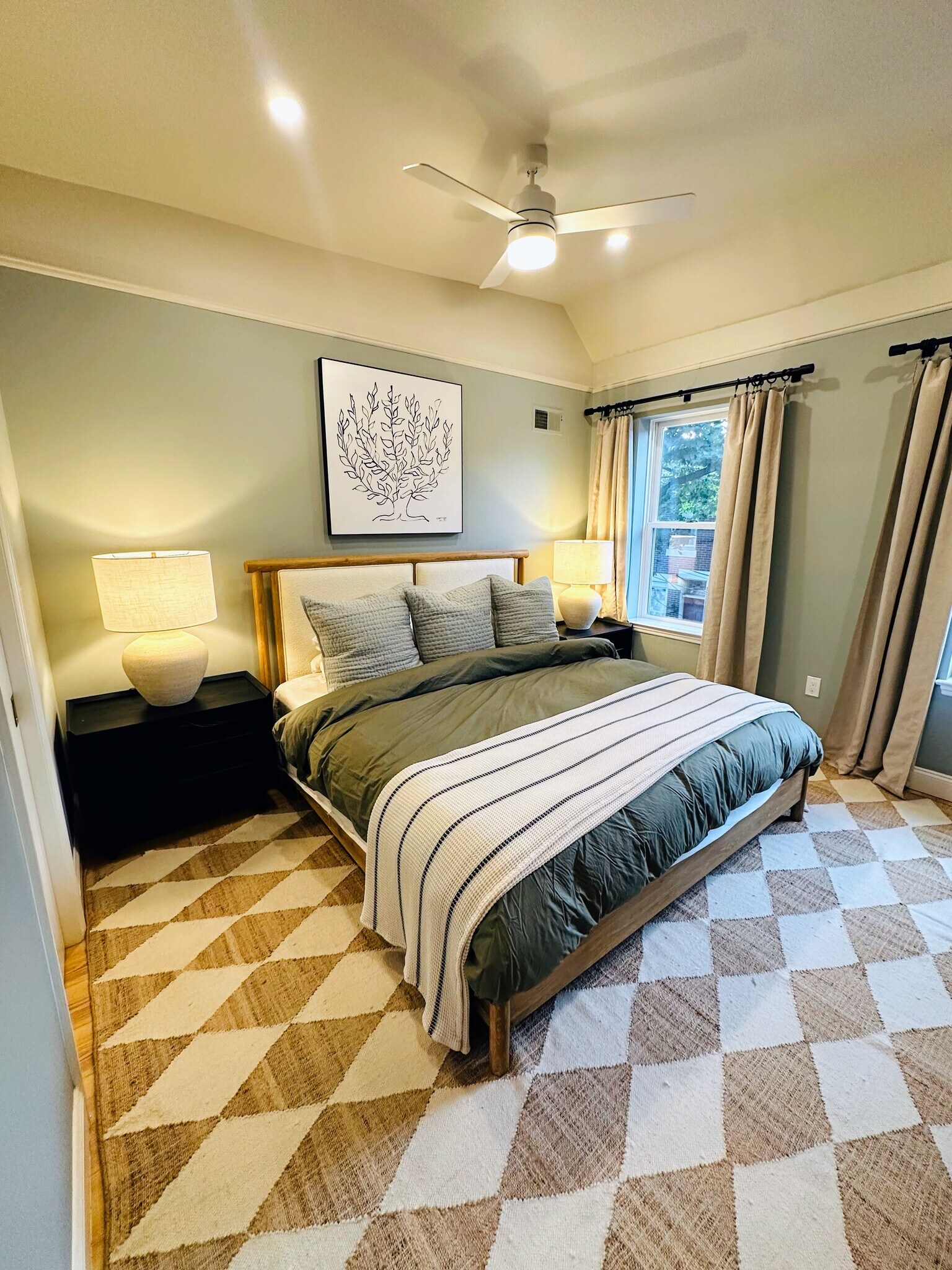 Front bedroom with walk-in closet - 615 S Bambrey St