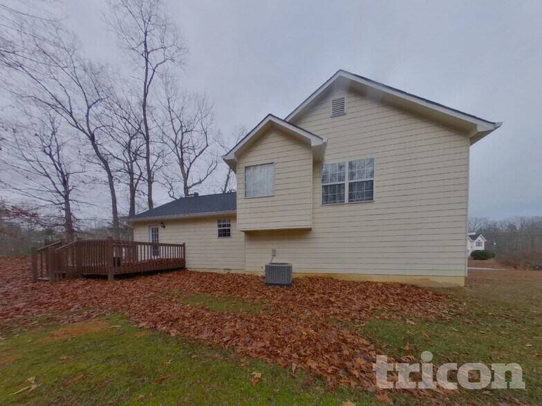 Building Photo - 210 Legend Dr