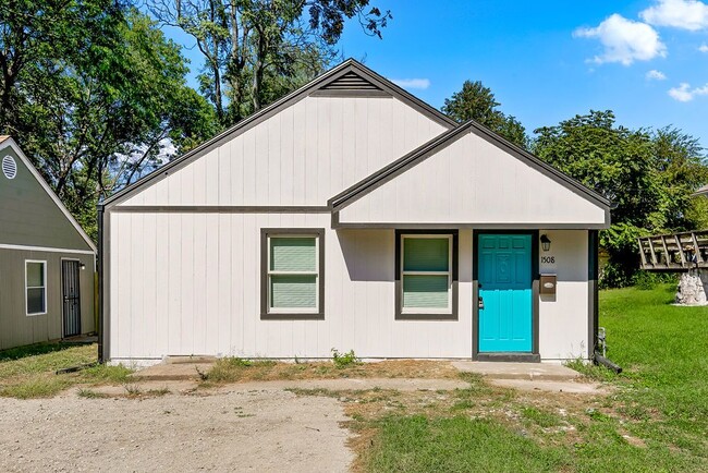 Building Photo - "Adorable 3-Bedroom Home with Elegant Touc...