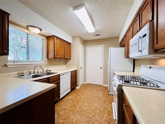Building Photo - 7612 Islander Dr
