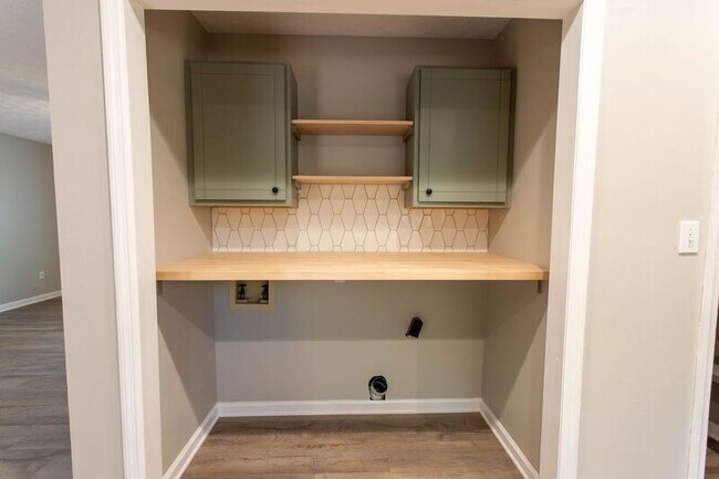 Building Photo - 321 Oak Meadows Dr