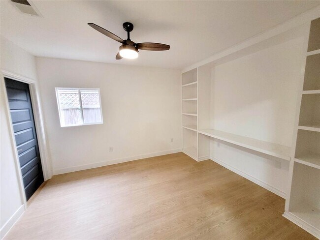 Building Photo - 317 W Houston Ave