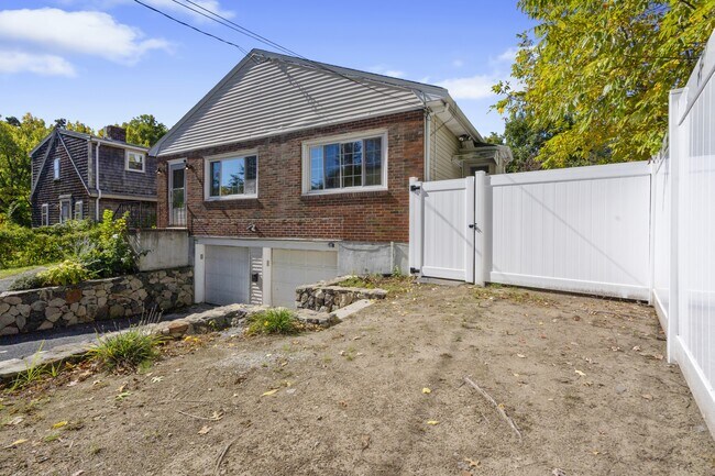 Building Photo - 27 Hermon St