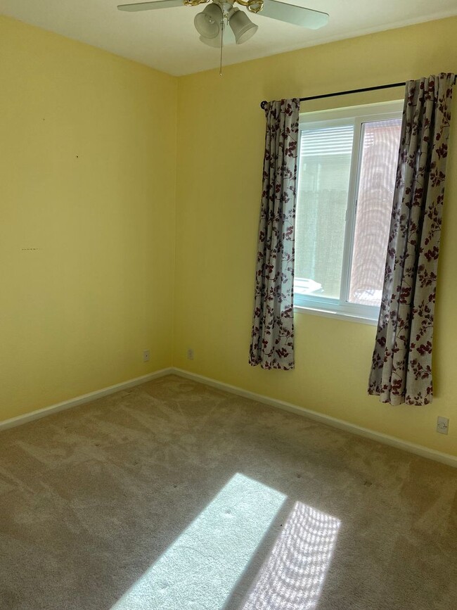 Building Photo - Large 4 bdrm 3 bath in Broadstone