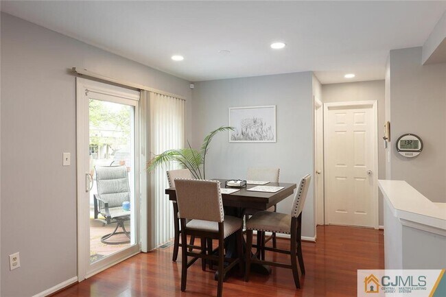 Building Photo - 160 Buttonwood Dr