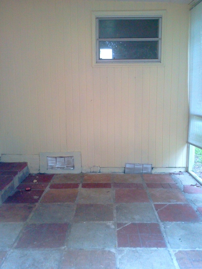 Building Photo - Cute 2BR/1BA Home w/Carport, Sun Room, Large Backyard, & Detached Utility Shed