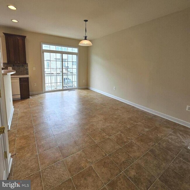 Building Photo - 725 Chevington Ct