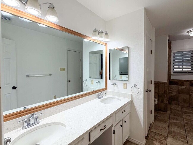 Building Photo - Beautiful 6 bed, 2 bath home in Burleson!