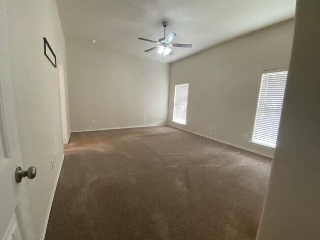 Building Photo - 4 bedroom, 2 bath in Quincy Park!