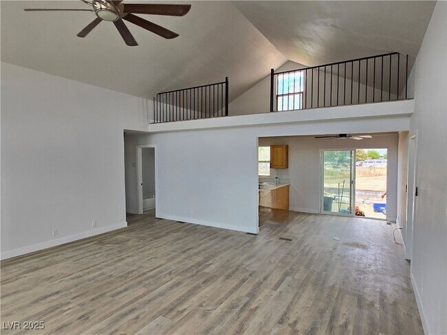 Building Photo - 270 W Patricia Ave