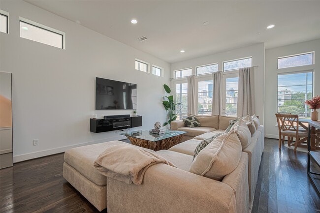 Primary Photo - 1622 Ovid St