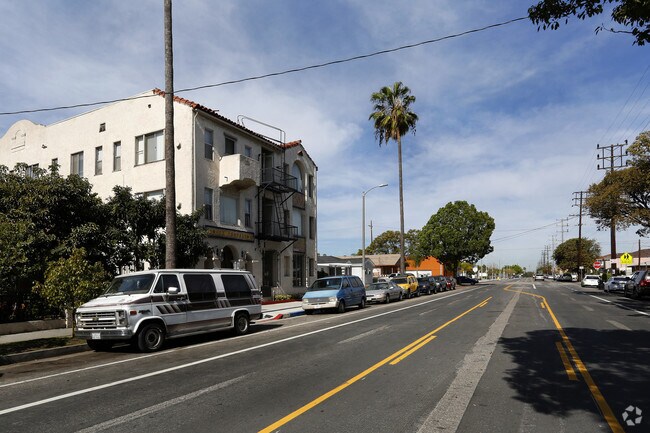 Building Photo - 1147 Broad Ave