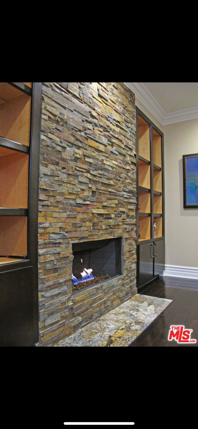 Building Photo - 850 N Croft Ave