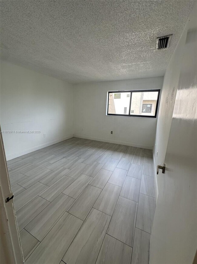 Building Photo - 1490 W 42nd Pl