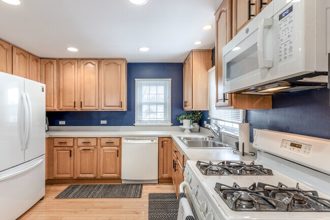 Building Photo - 3 Lakeview Dr