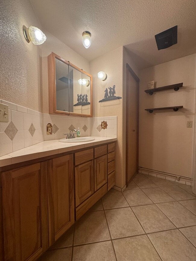 Building Photo - Idyllic 3bd, 2ba Retreat with Loft on 2+ A...