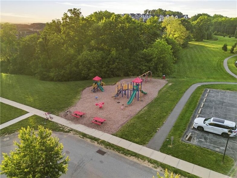 Building Photo - 335 Osona Ln
