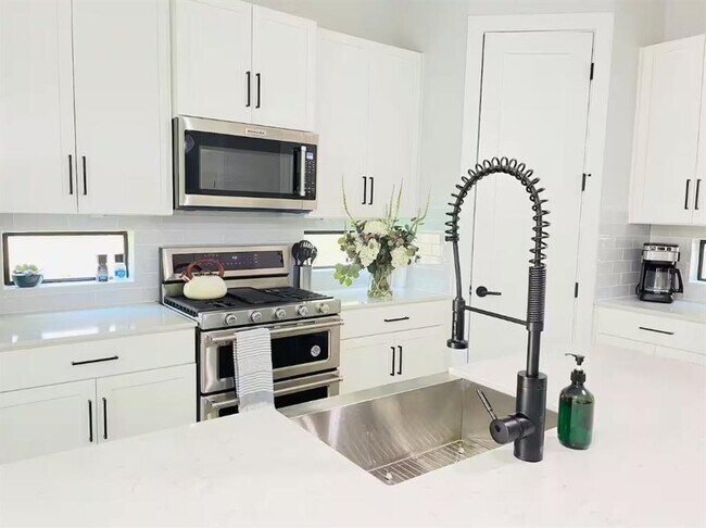 Building Photo - 2009 Canterbury St