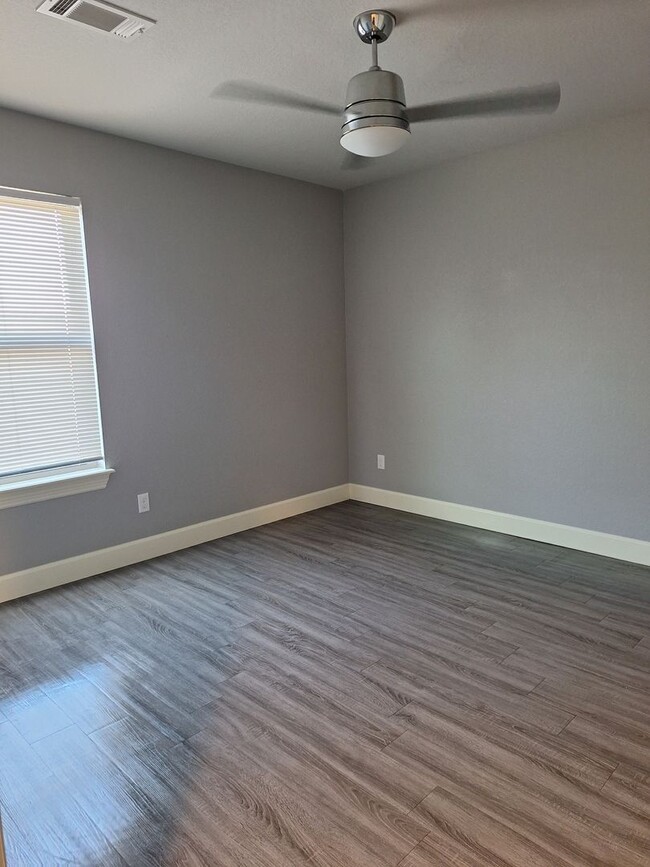 Building Photo - 3 bedroom Duplex