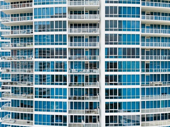 Building Photo - 100 South Pointe Dr