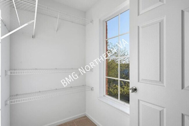 Building Photo - 1881 Crescent Park Dr