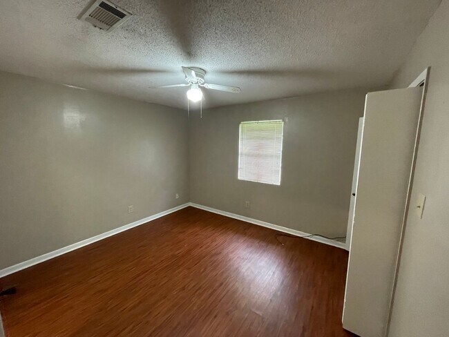 Building Photo - 107 Country Ln