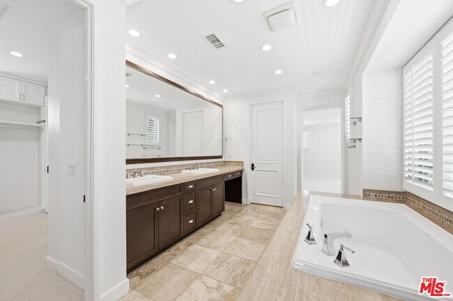 Building Photo - 13079 Bluff Creek Dr