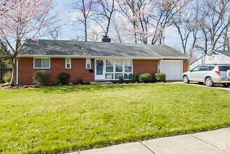 Building Photo - Immaculately Renovated 3 Bedroom 1.5 Bathr...