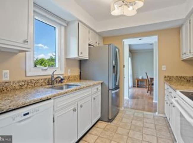 Building Photo - 150 W Kenilworth Cir