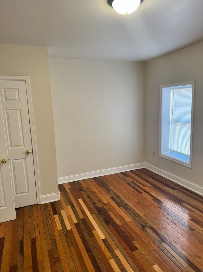 Building Photo - 3 bedroom, 1 bath, 2 story half double house