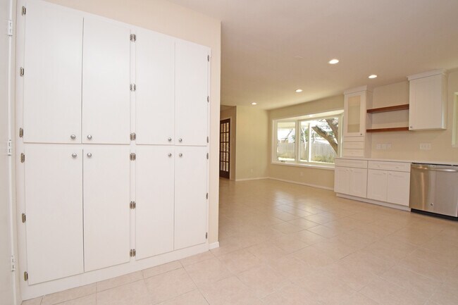 Building Photo - 4/3 w/ Fenced yard & enclosed patio!