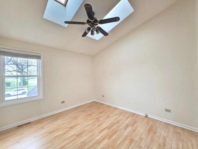 Building Photo - 1376 Longacre Ln