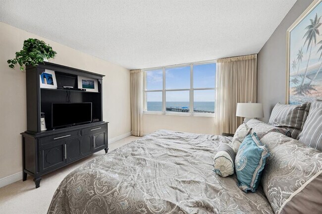 Building Photo - 328 N Ocean Blvd