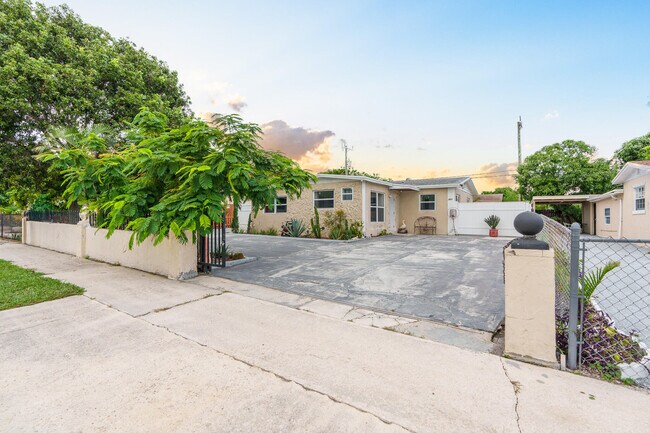 Building Photo - 201 NE 28th Ct