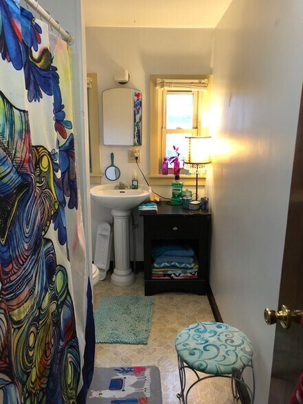 Bath 1 - 122 Washington St