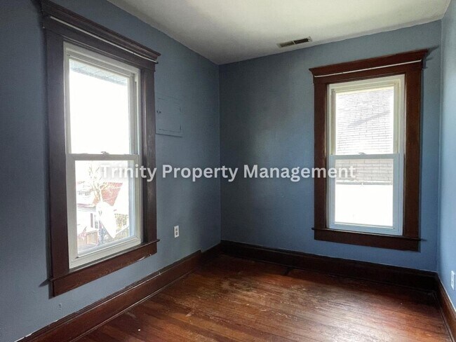 Building Photo - 331 Simpson Ave