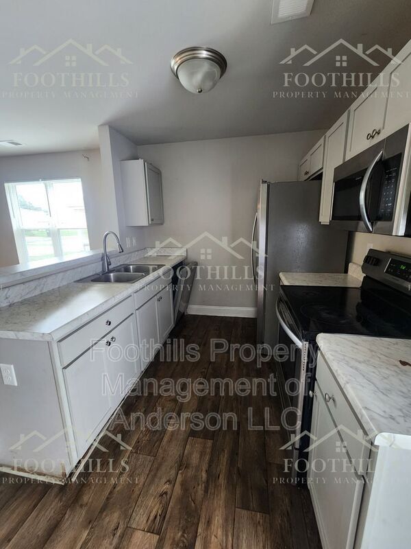 Building Photo - 102 David St