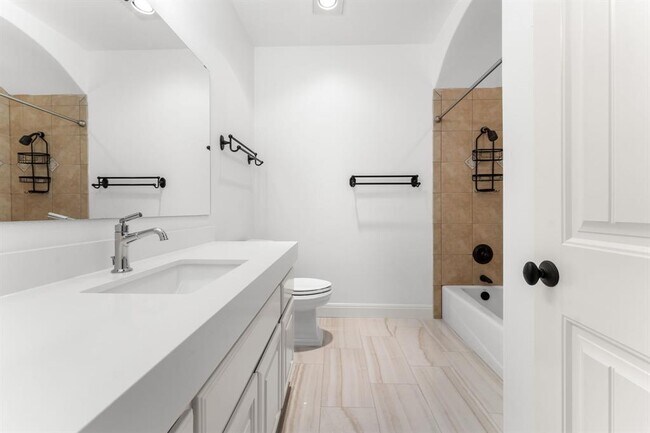 Building Photo - 2633 Collingwood Dr