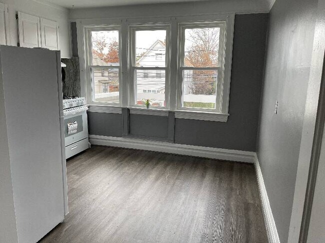 Building Photo - Sunny 2 Bedroom apartment