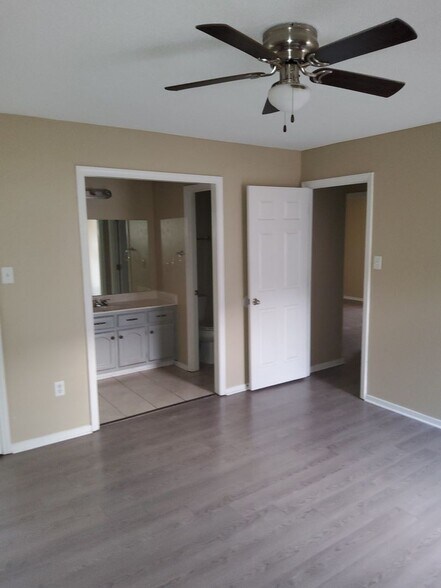 Building Photo - 10770 Oak Leaf Dr
