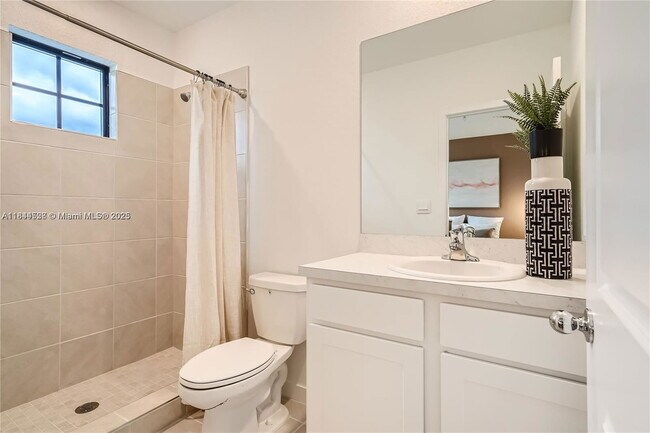 Building Photo - 409 NE 12th St