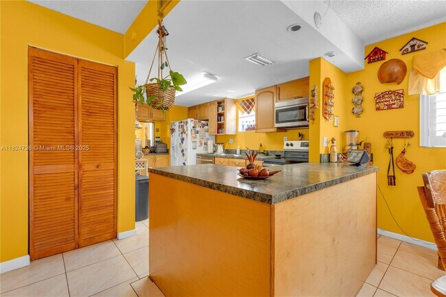 Building Photo - 6500 SW 41st Ct