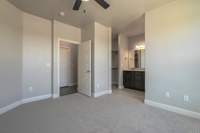 Building Photo - Modern 2018-Built Home with Main-Floor Primary Suite